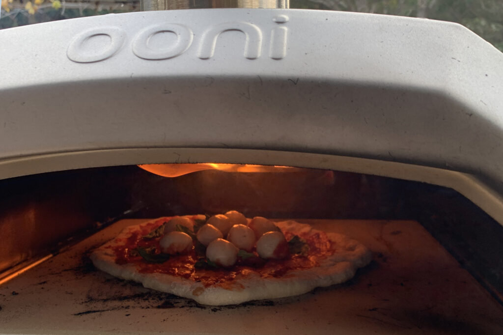 I tried baking pizza in the “OONI pizza kiln”. (The firepower was strong enough. )