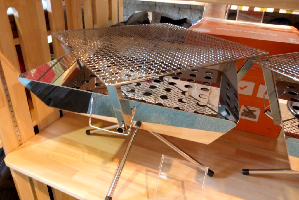 The standard product Uniflame fire grill is also available.