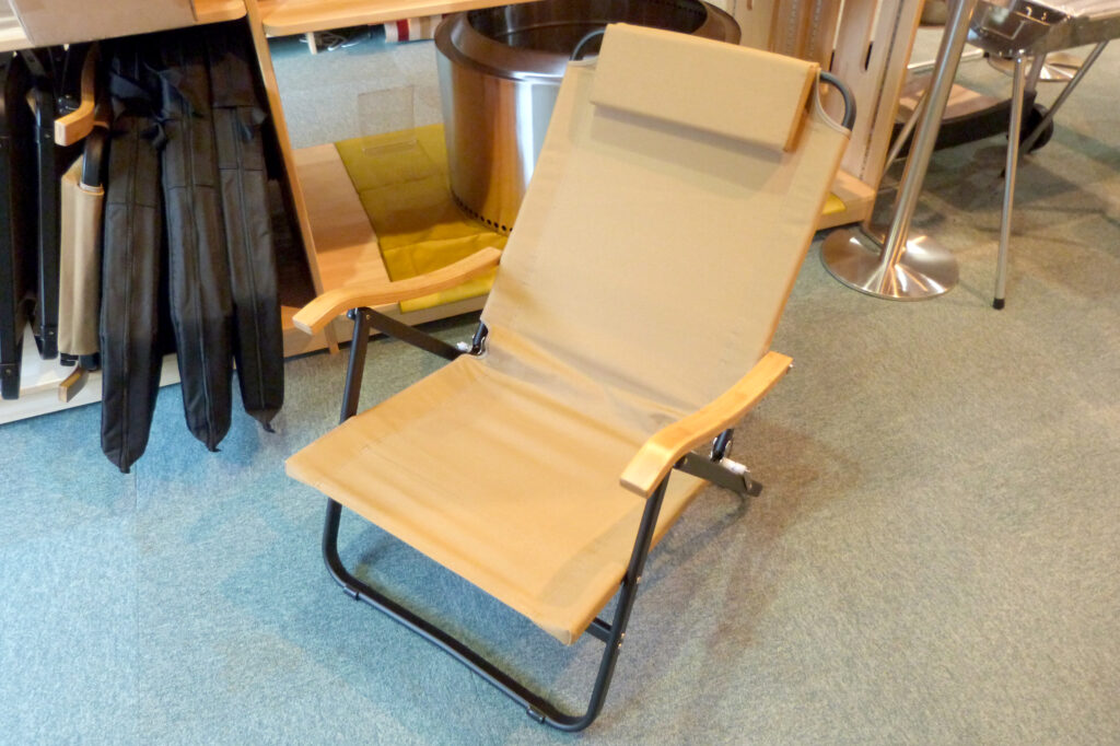 ONWAY Comfort Low Chair”. It is a chair that the person in charge recommends and is very comfortable to sit on.