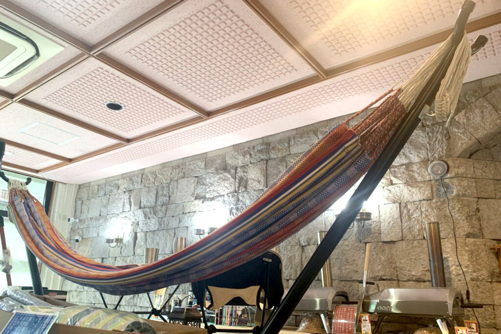 Free-standing “double size hammock”. If you ask, the staff will also bring it in on the day.”