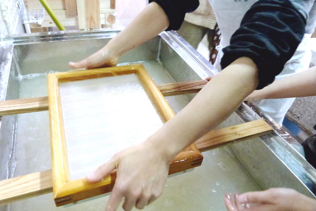 熊野和紙体験工房 おとなし」では
伝統和紙「音無紙」を作る紙漉きづくりを体験ができます。